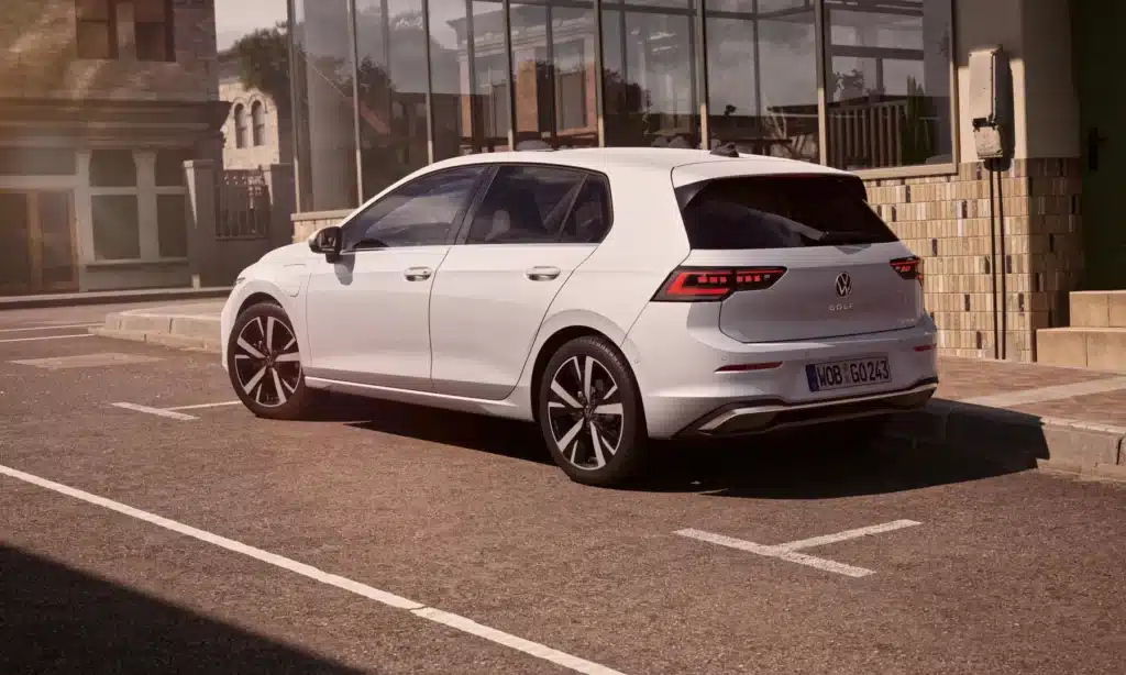 Volkswagen Golf blanche arrière — Vue arrière de la Volkswagen Golf blanche, design moderne et lignes nettes.