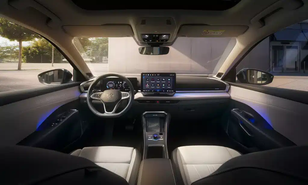 Intérieur Volkswagen T‑Roc tableau de bord — Tableau de bord du Volkswagen T‑Roc avec instrumentation numérique et grand écran central.