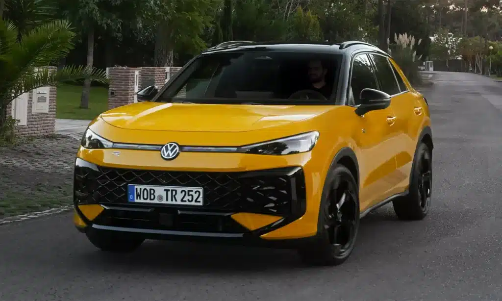 Volkswagen T‑Roc jaune profil — Vue latérale du Volkswagen T‑Roc en mouvement, SUV compact au design moderne.