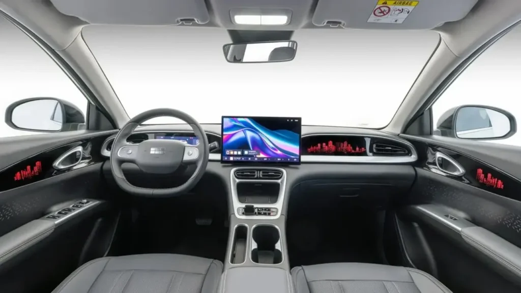 Intérieur Geely E2 tableau de bord — Habitacle de la Geely E2 avec écran tactile central et tableau de bord numérique.