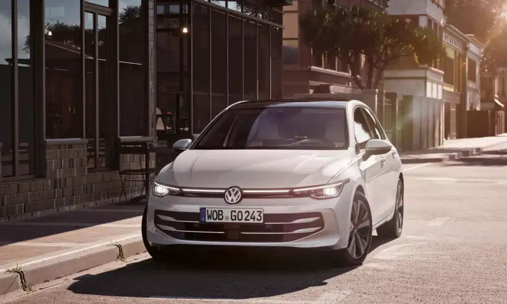 Volkswagen Golf blanche stationnée — Volkswagen Golf blanche stationnée en ville, compacte emblématique au design épuré.