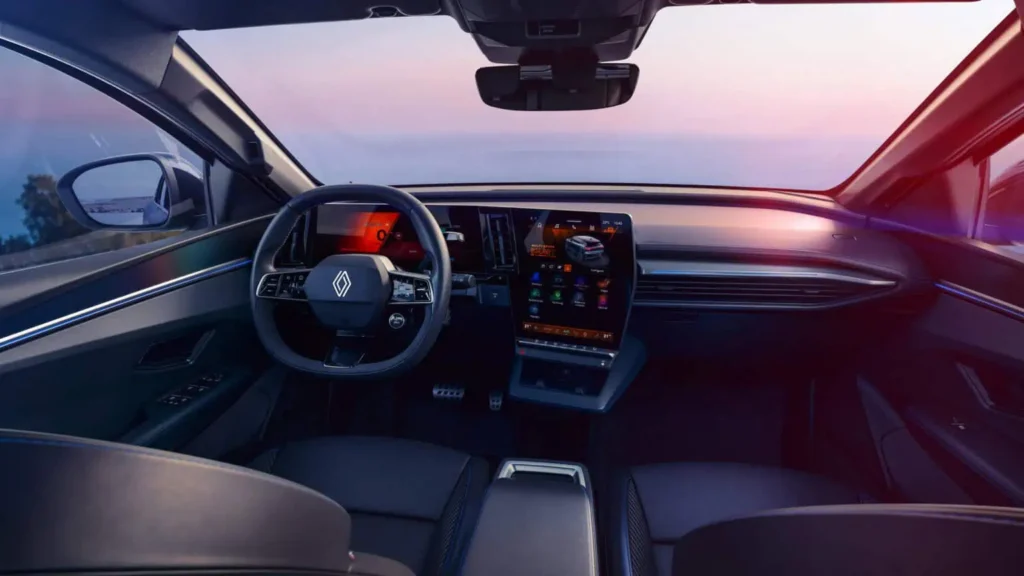 Habitacle Renault moderne avec grand écran central, instrumentation numérique et éclairage d’ambiance.
