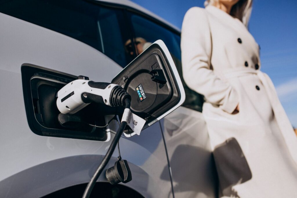 femme qui recharge sa voiture moderne electrique