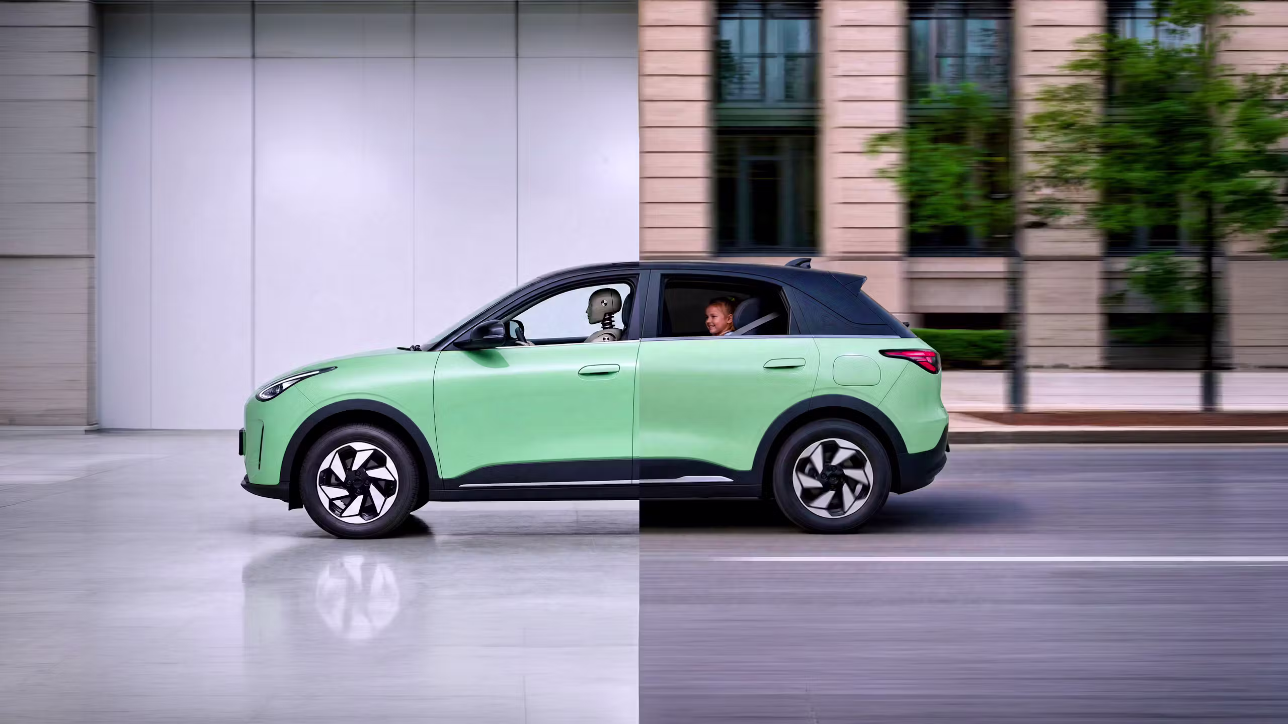 Geely E2 profil extérieur — Vue latérale de la Geely E2, citadine électrique moderne en circulation.