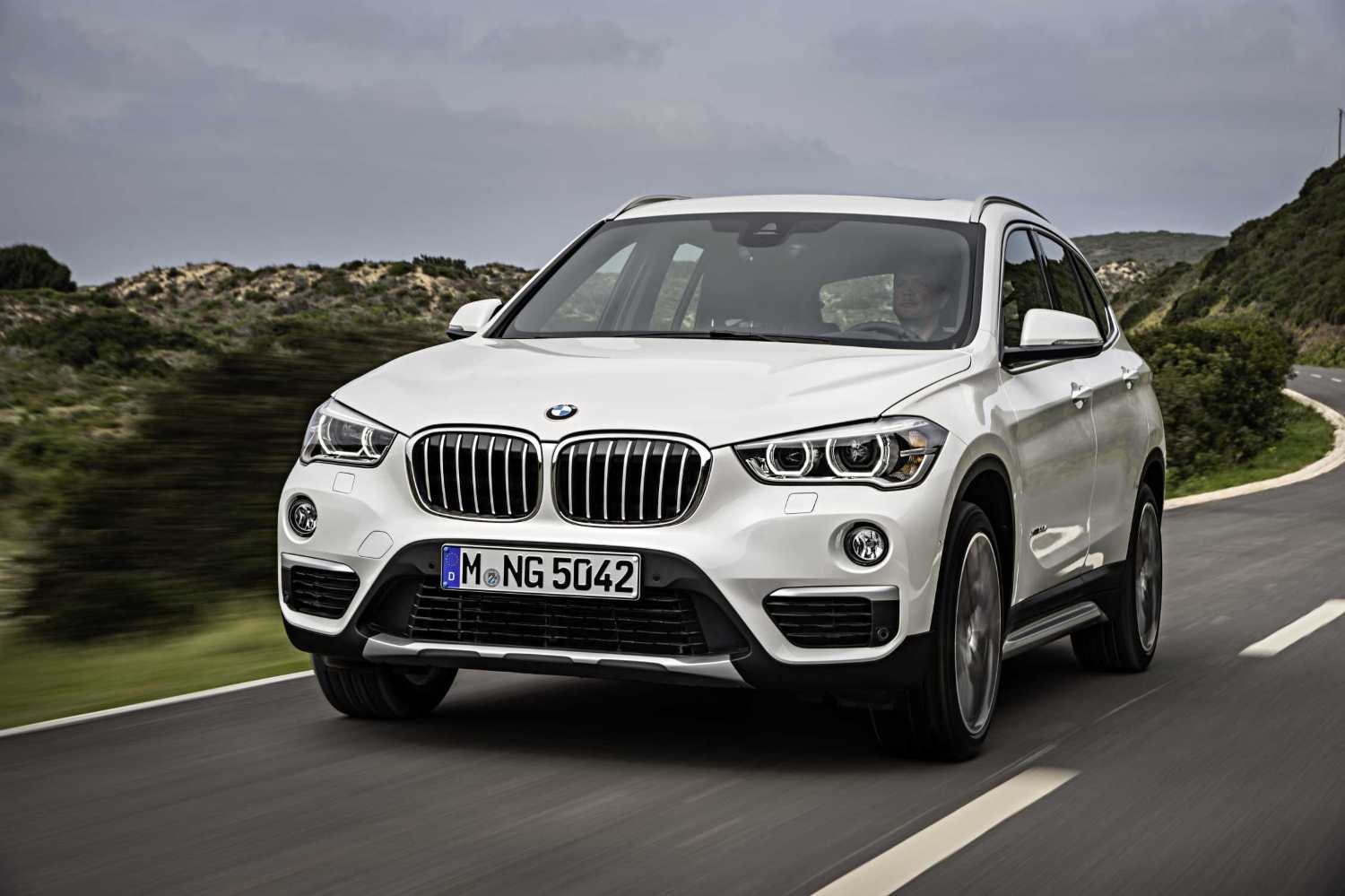 BMW X1 vue de face sur route de montagne