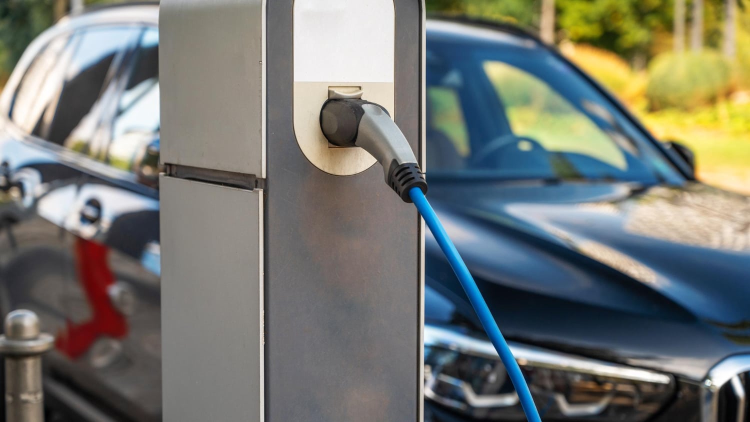 “Manque de bornes électriques en milieu rural – villages sans garages, infrastructures limitées et impossibilité de recharger un véhicule électrique.