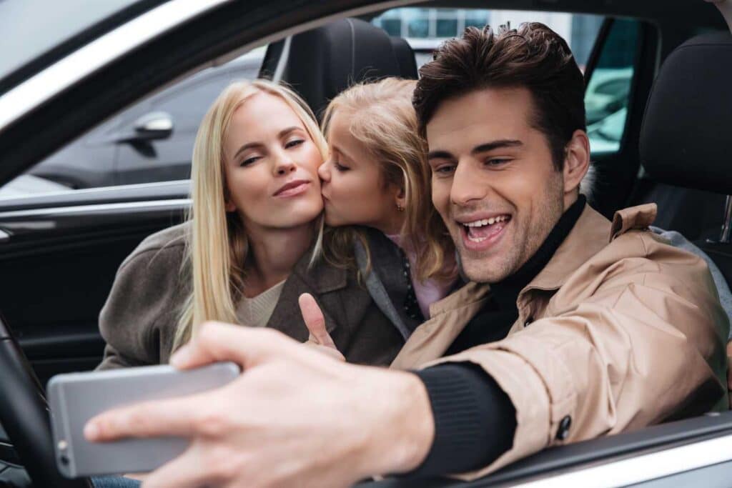 Famille à bord d’une voiture électrique dans le cadre du leasing social 2026