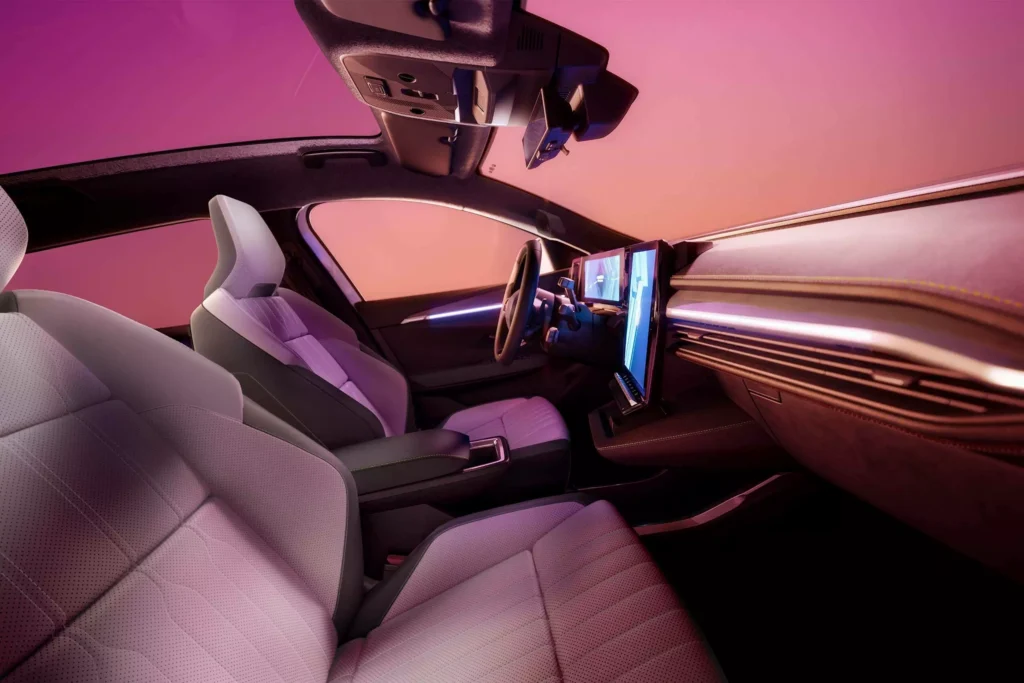 Vue complète de l’intérieur du Renault Scénic E‑Tech avec sièges avant, tableau de bord et toit panoramique.