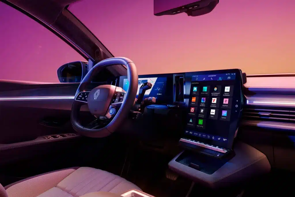 Intérieur du Renault Scénic E‑Tech avec grand écran central et instrumentation numérique moderne.