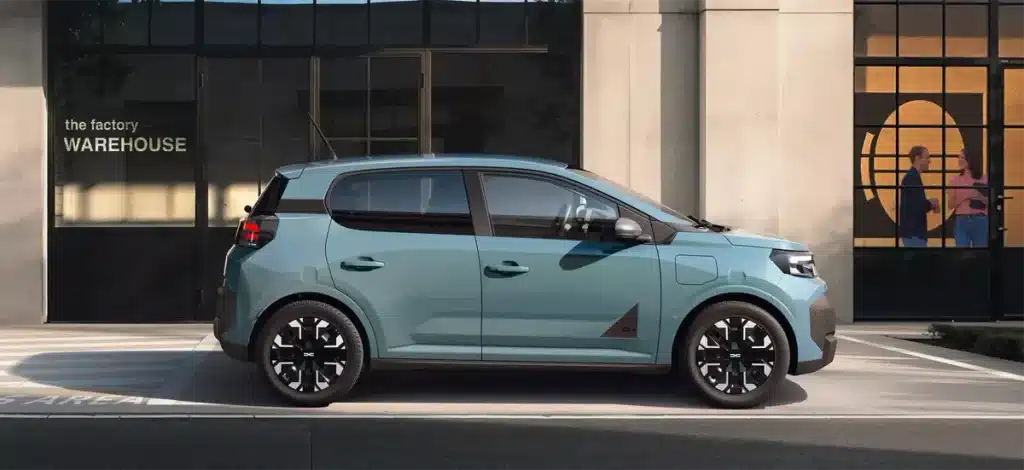 Dacia Spring 2026 garé dans la rue, vue de coté